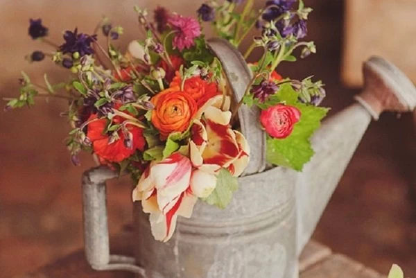 Vintage dekoracije – Starinske kantice sa cvećem